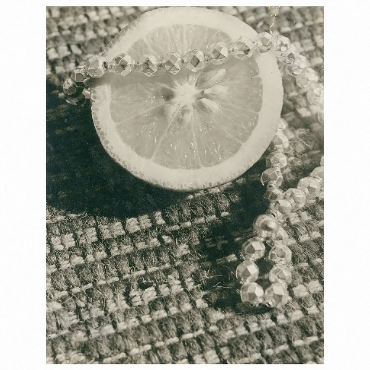 Лони Ньюман. «Натюрморт с лимоном и ожерельем на плетеном ковре».  1930. Архив Баухауса, Берлин.  Фото: Olga Michajlowna Beskina-Labas