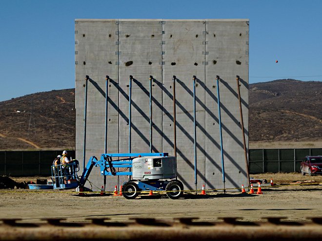 Макет стены на границе США и Мексики, изготовленный по заказу Дональда Трампа. Фото: Sandy Huffaker/Getty Image