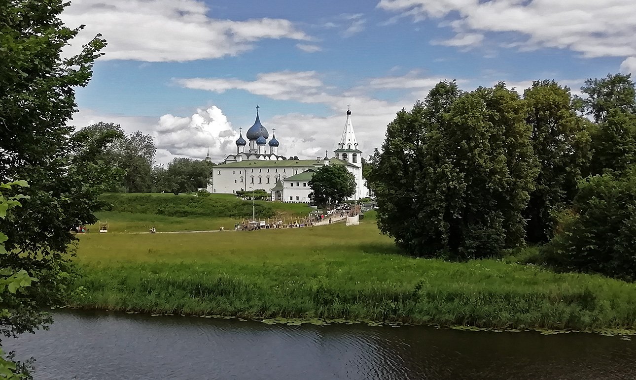 Русло реки Каменки возле Музея деревянного зодчества в Суздале. Вид на Суздальский кремль.  Фото: Дмитрий Сазанов/wikimedia