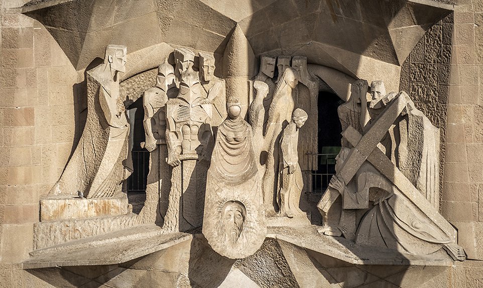 Скульптуры на фасаде Страстей Христовых.   Фото: Fundació Junta Constructora del Temple Expiatori de la Sagrada Família