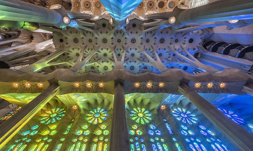 Витражные окна собора.  Фото: Fundació Junta Constructora del Temple Expiatori de la Sagrada Família