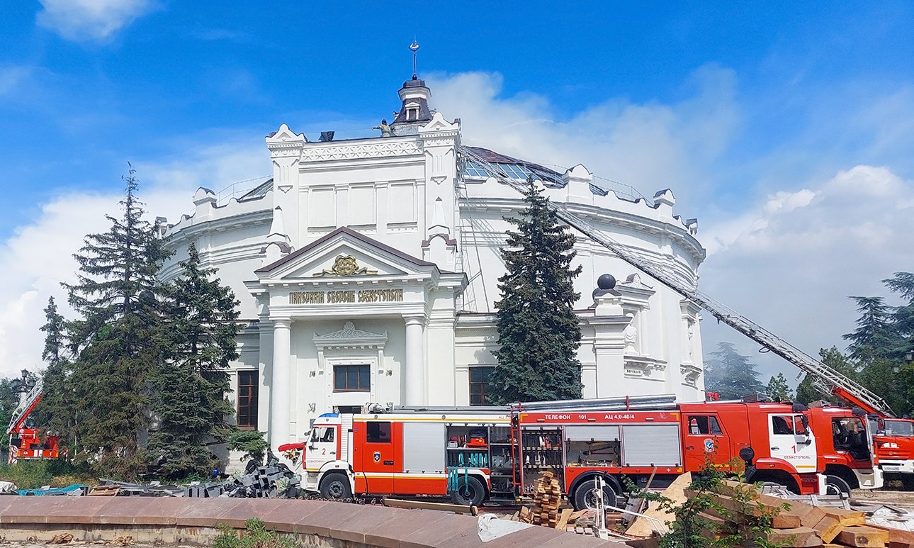 Последствия пожара в здании музея-панорамы «Оборона Севастополя 1854–1855 годов» после удара БПЛА.  Фото: Карина Сапунова/ТАСС