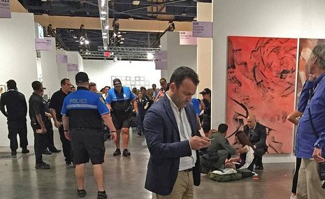 Поножовщину на Art Basel очевидцы приняли за перформанс