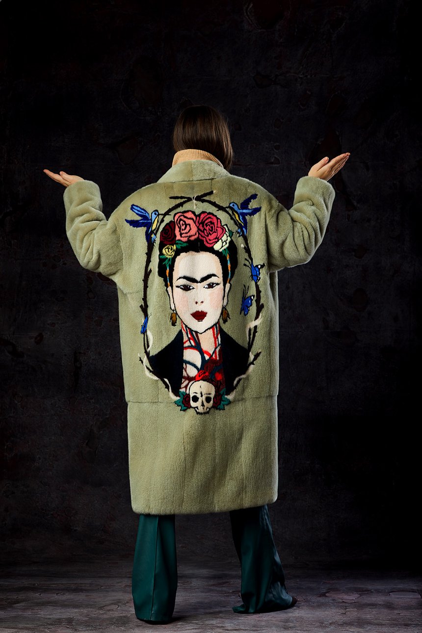 Пальто из новой коллекции с изображением портрета художницы Фриды Кало