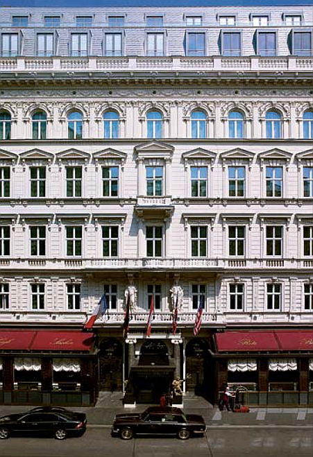 Общий вид фасада Hotel Sacher Wien