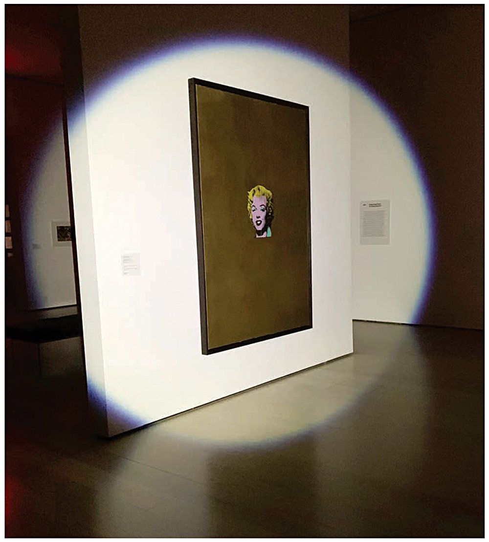 «Золотая Мэрилин Монро» (1962) Энди Уорхола в свете ручного фонарика реставратора во время одного из обходов в закрытом на карантин Музее современного искусства в Нью-Йорке. Фото: Michael Duffy/Courtesy of the Museum of Modern Art, New York