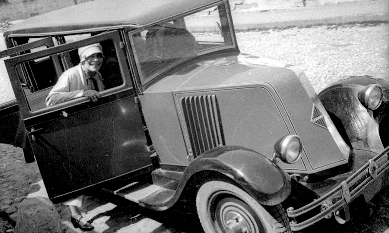 Лиля Брик на машине. Фото из серии «Поездка в Ленинград на автомобиле «Рено» Маяковского».1929.  Фото: Александр Родченко/MAMM