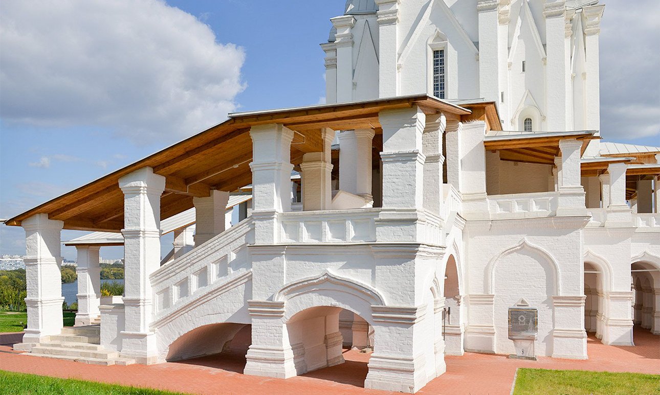 Реставраторы восстановили белокаменный декор фасадов.  Фото: Официальный портал Мэра и Правительства Москвы