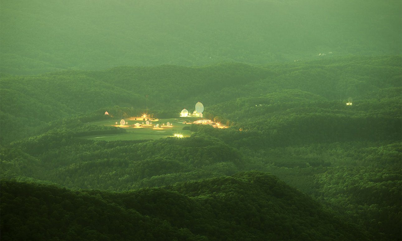 Тревор Паглен. «Они наблюдают за Луной». 2010.   Фото: Trevor Paglen/Metro Pictures, New York