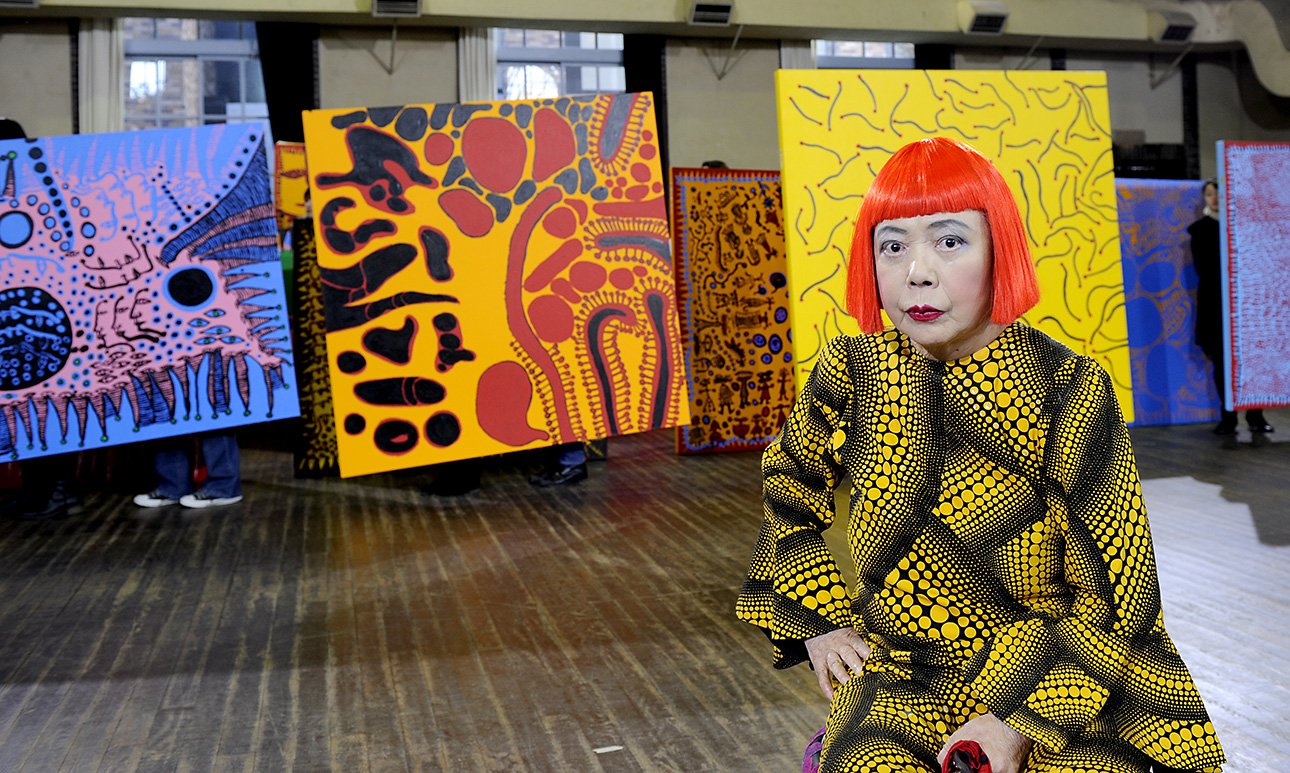 Яёи Кусама. С работами из серии My Eternal Soul. 2011.  Фото: Victoria Miro Gallery, London/Ota Fine Arts, Tokyo/Yayoi Kusama Studio Inc.
