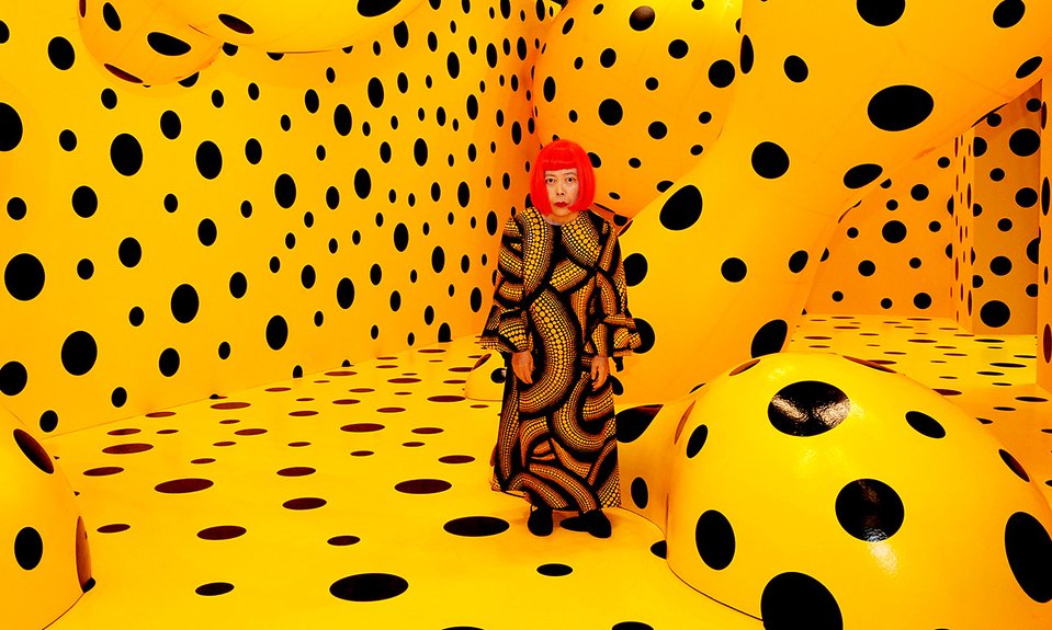 Инсталляция Яёи Кусамы Dots Obsession: Day, которая была представлена в рамках выставки Akasaka Art Flower 2008. Токио.   Фото: Victoria Miro Gallery, London/Ota Fine Arts, Tokyo/Yayoi Kusama Studio Inc.