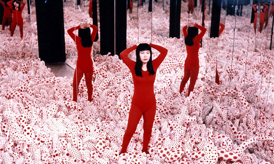 Яёи Кусама. Infinity Mirror Room — Phalli’s Field. Castellane Gallery, Нью-Йорк. 1965. Фото: David Zwirner/Yayoi Kusama Studio Inc.