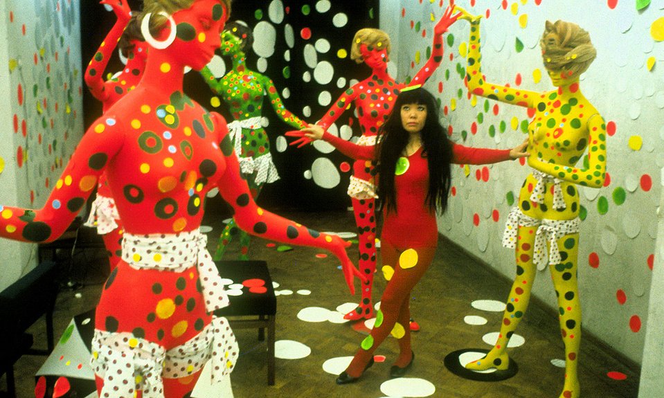 Яёи Кусама и ее работа Kusama-Infinity в галерее Orez в Гааге. 1965.   Фото: Harrie Verstappen//Magnolia Pictures