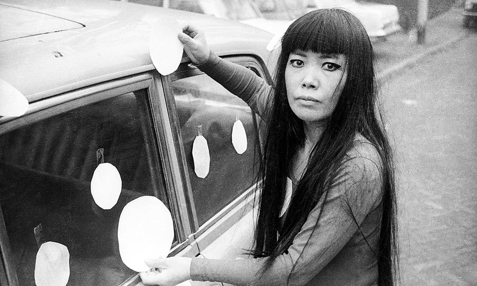 Яёи Кусама около своей работы Dot Car. 1965.  Фото: Harrie Verstappen/Magnolia Pictures