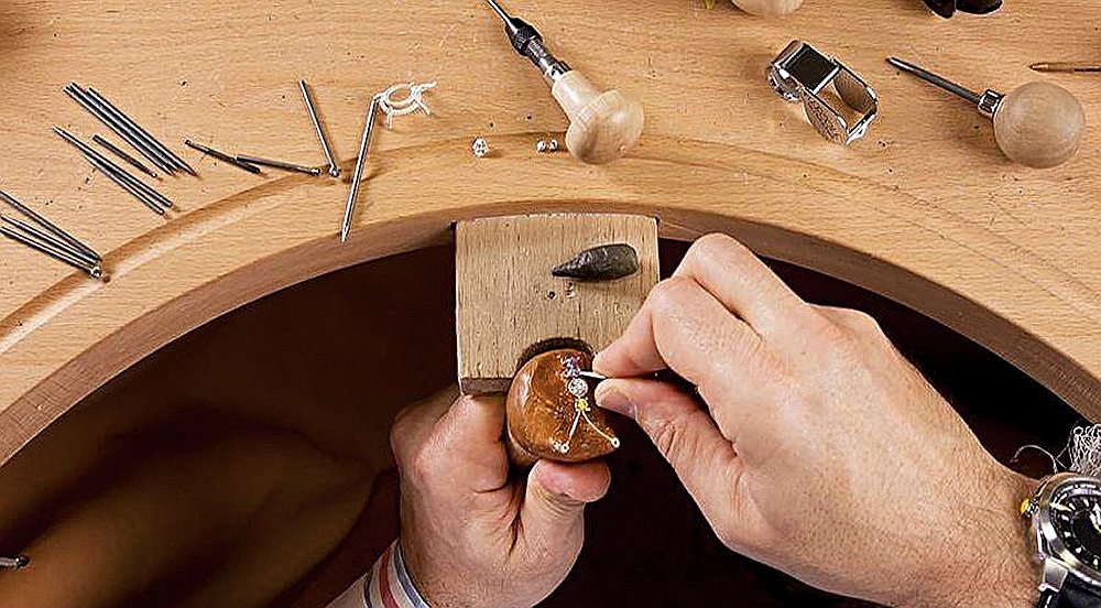 Школа ювелирного искусства Van Cleef & Arpels предлагает всем желающим изучить ее онлайн-библиотеку