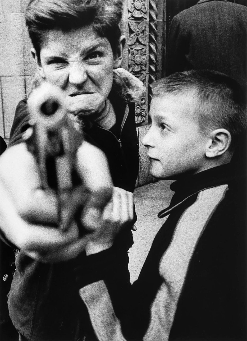 Уильям Кляйн. «Пистолет I. Нью-Йорк». 1954. OstLicht,Galeria für Fotografie