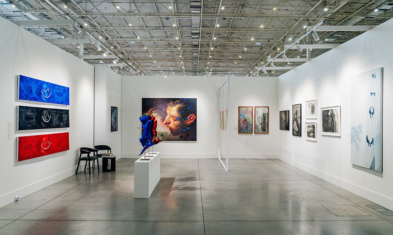 Стенд Галереи pop/off/art на 14-ой Международной ярмарке современного искусства Cosmoscow.  Фото: Роман Ерофеев