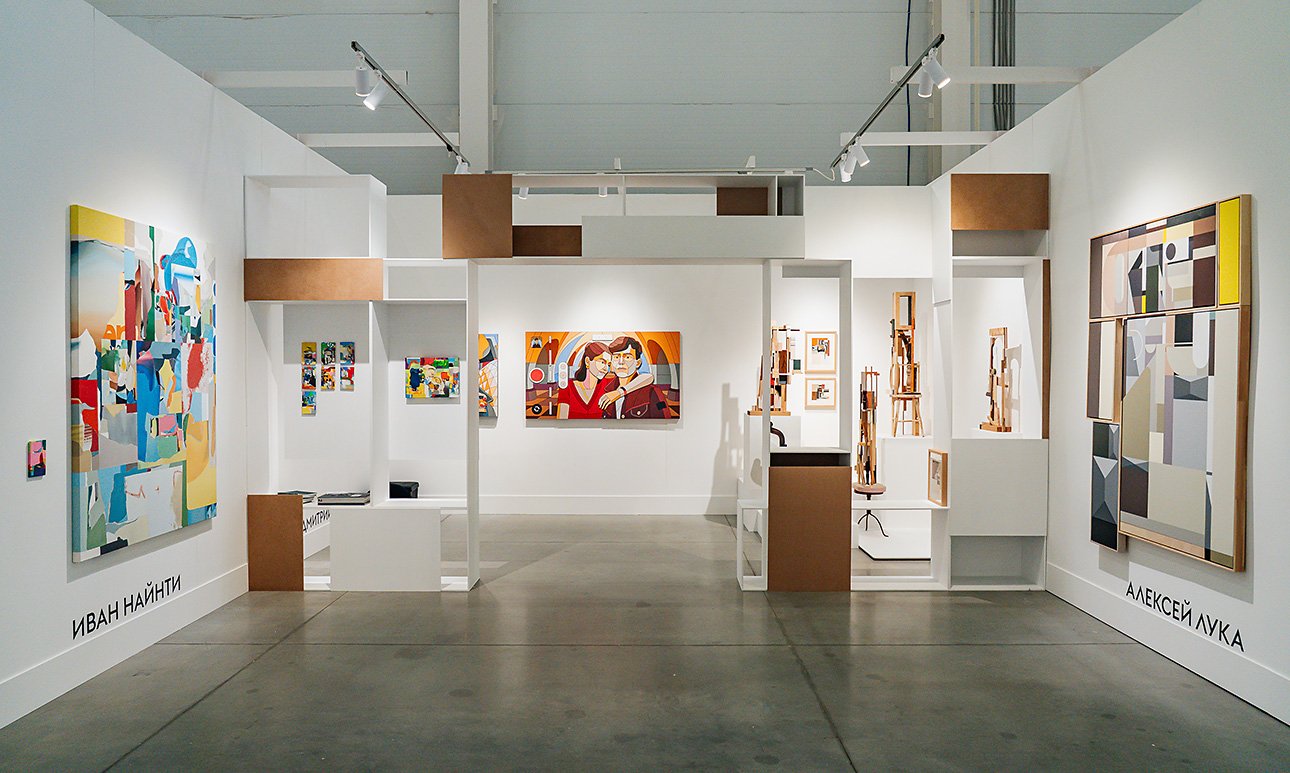 Стенд RUARTS GALLERY на 14-ой Международной ярмарке современного искусства Cosmoscow.  Фото: Роман Ерофеев