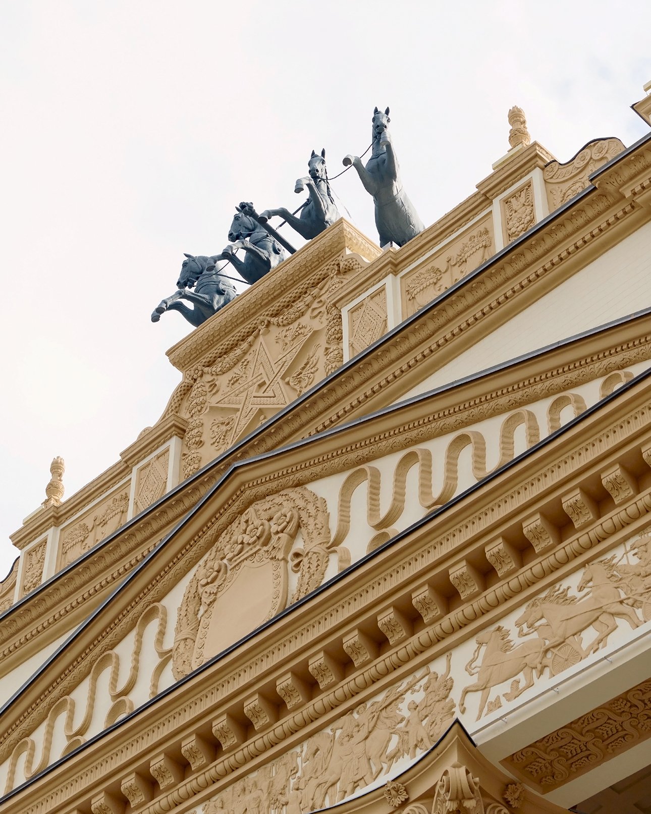 Фрагмент главного фасада Московского ипподрома после реставрации. Фото: Иван Мудров