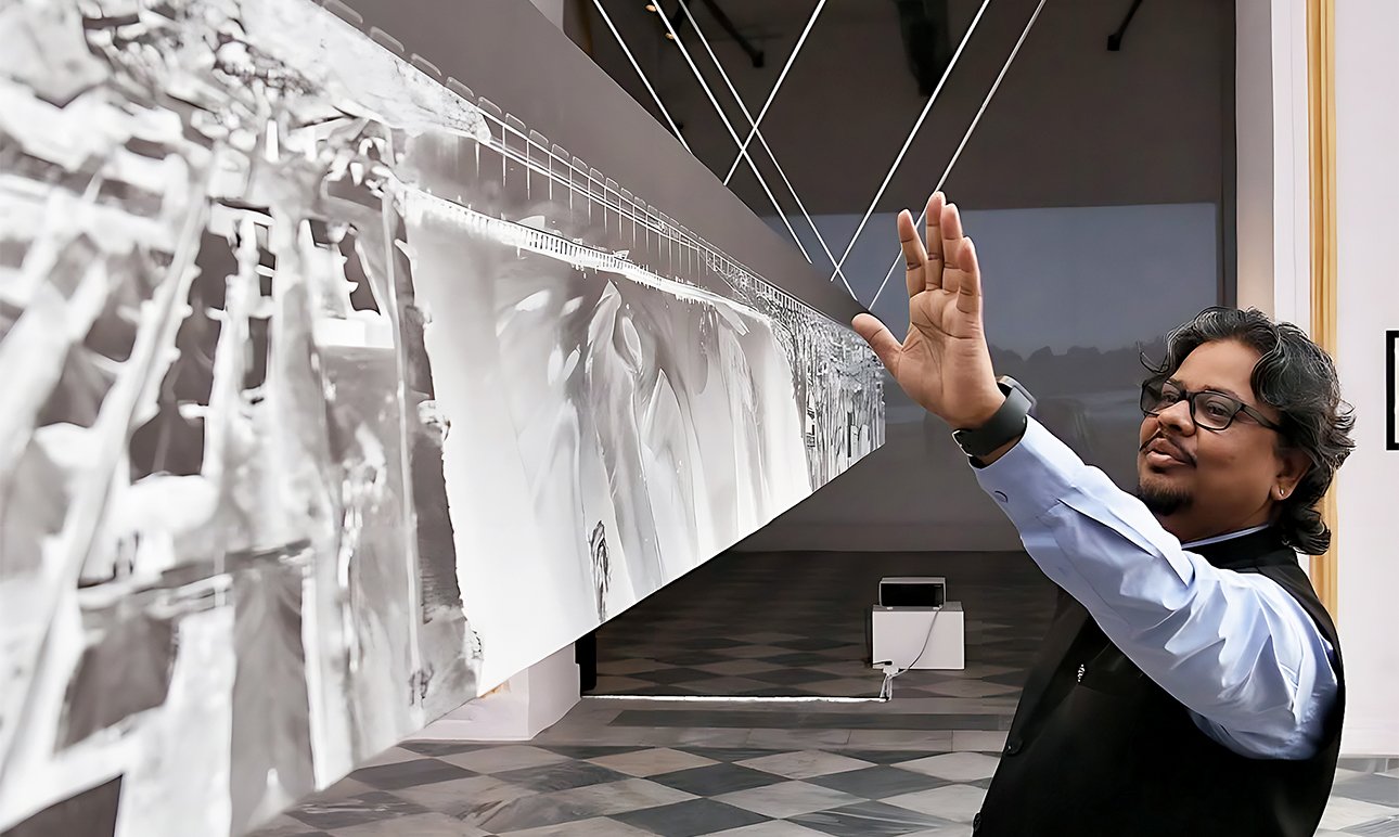Санджив Кишор Гоутам руководит монтажом выставки в Колкате.  Фото: National Gallery of Modern Art, India