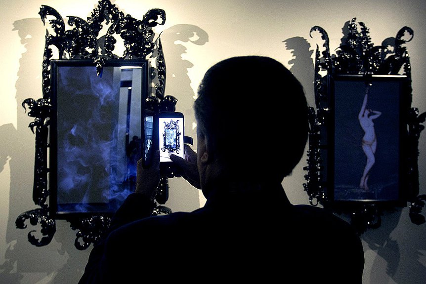 Работы Мэта Коллишоу из серии «Черное зеркало». Фото: Gary Tatintsian Gallery