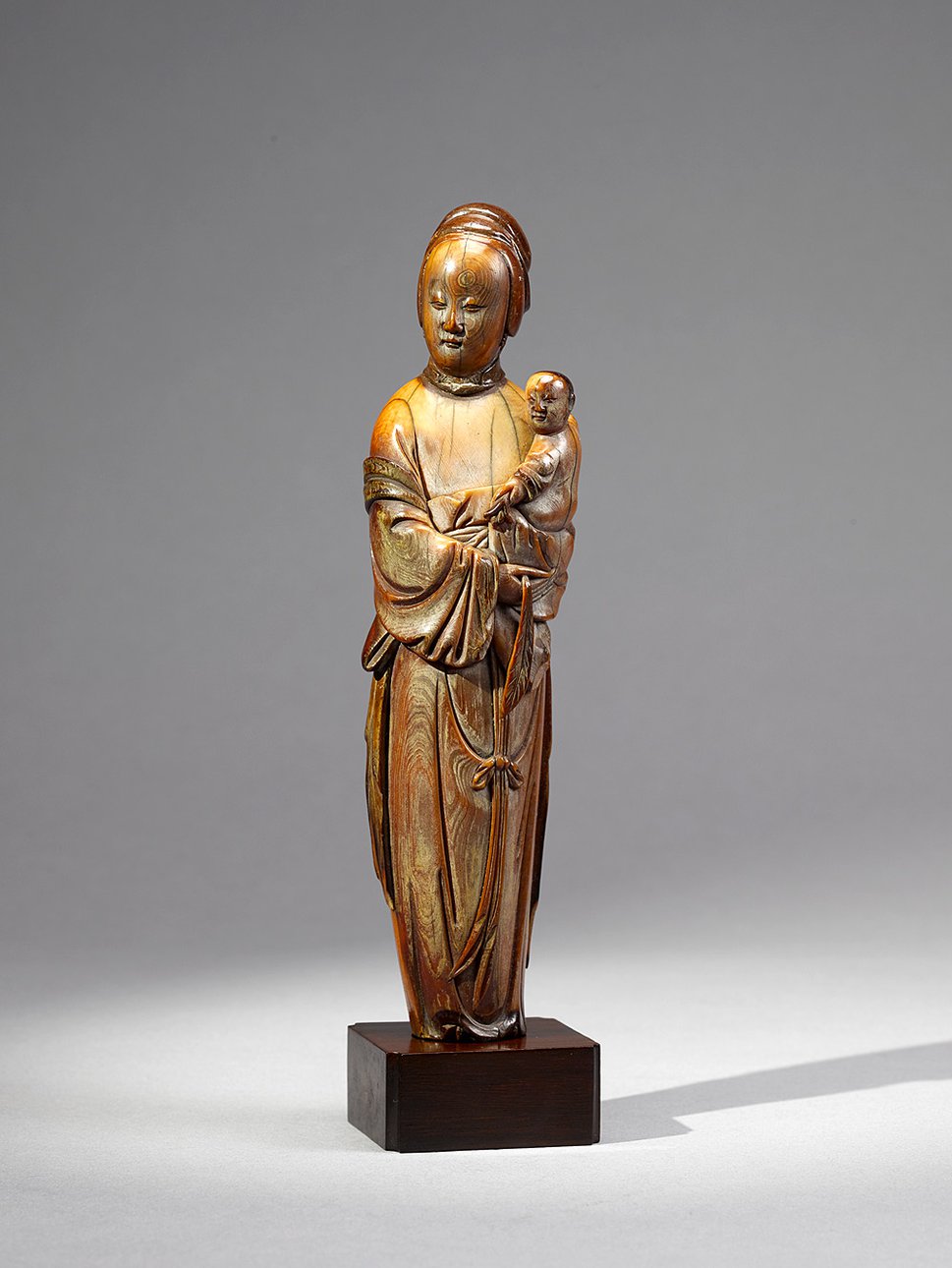 Статуэтка «Женщина с младенцем». Династия Мин (1368–1644). Слоновая кость. Фото: Shanghai Museum