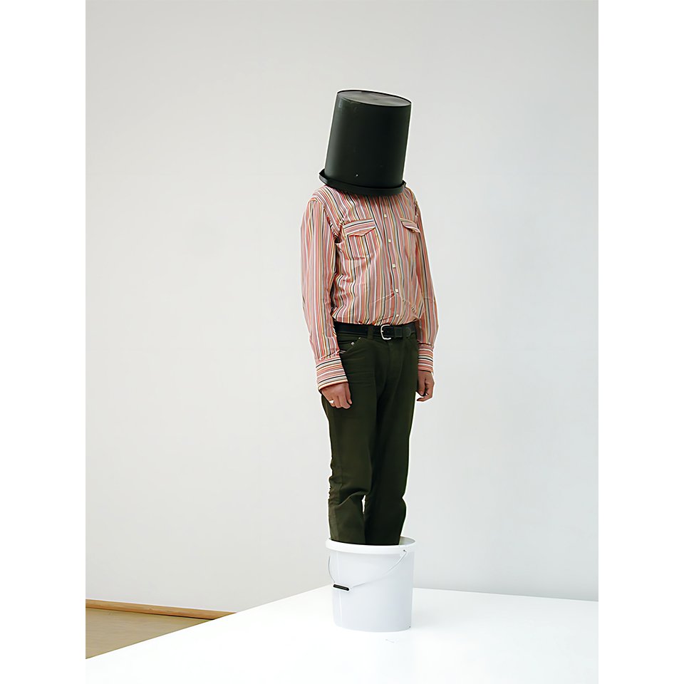 Эрвин Вурм. «Без названия. (Двойное ведро)». 1999.  Фото: Tate
