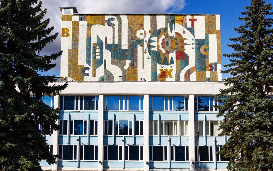 Художники украсили промышленные города монументальным стрит-артом