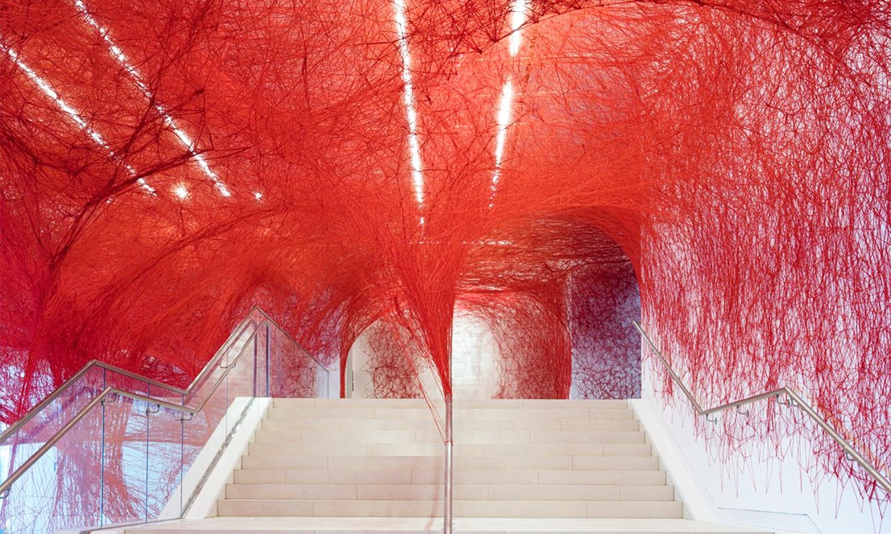 Фрагмент инсталляции Чихару Шиоты в Музее Хаммера. Фото: Jeff Mclane/Hammer Museum