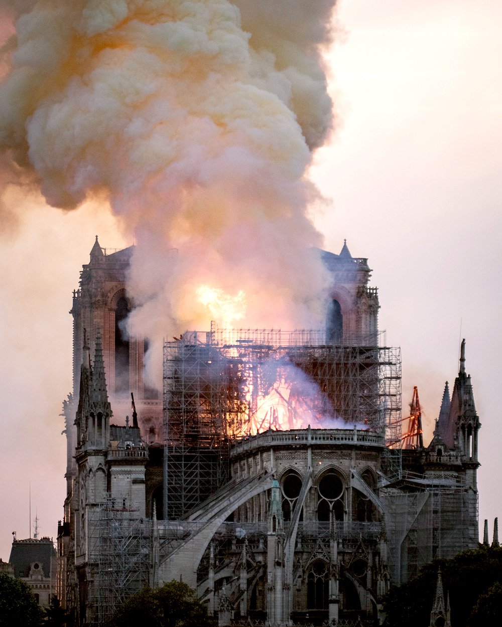 Пожар в соборе Парижской Богоматери 15 апреля 2019 г. Фото: Nivenn Lano