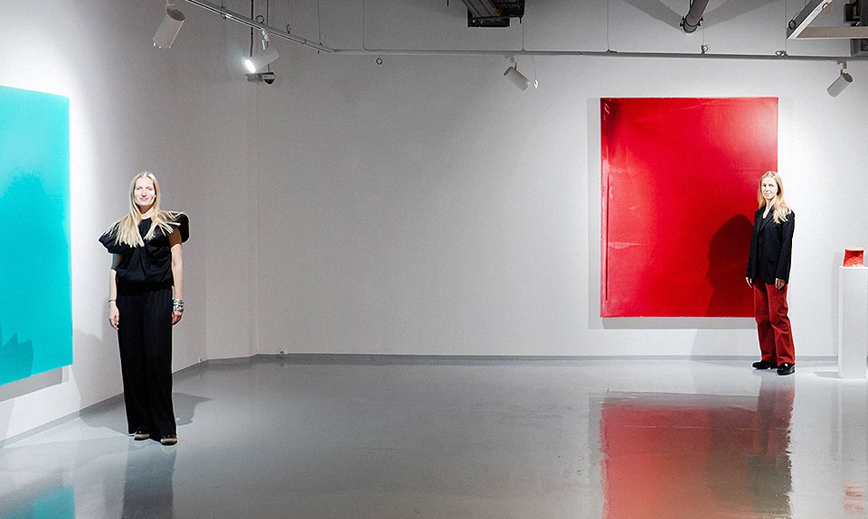 Владелицы PA Gallery Елена Паршина (слева) и Надежда Аванесова (справа) в экспозиции выставки. Фото: PA Gallery