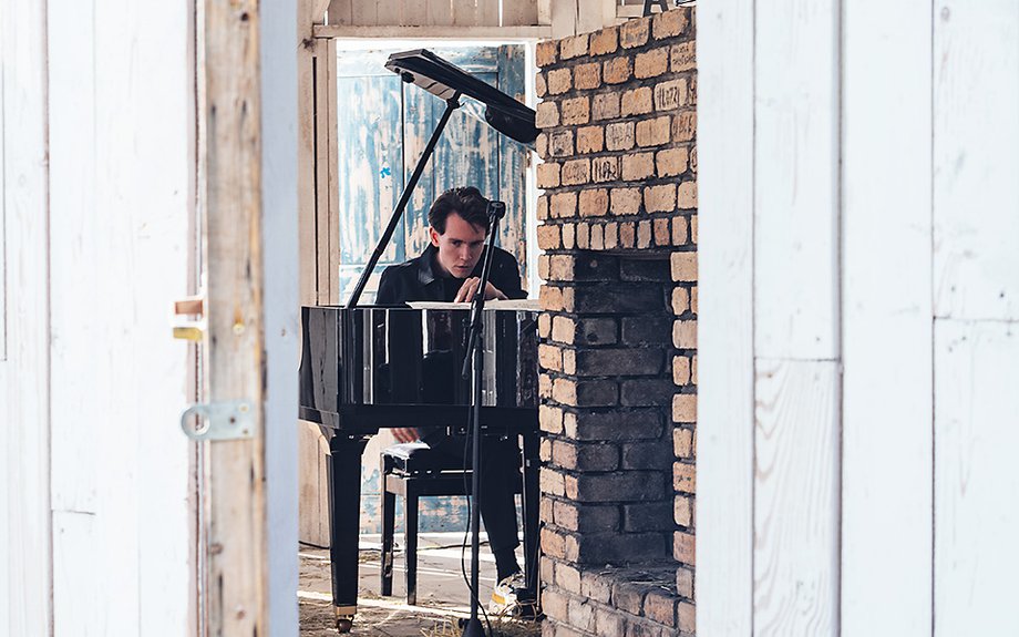 Пианист Дмитрий Баталов исполняет произведения Марка Андре, скрывшись от глаз публики в «Ротонде». Фото: Рустам Шагиморданов
