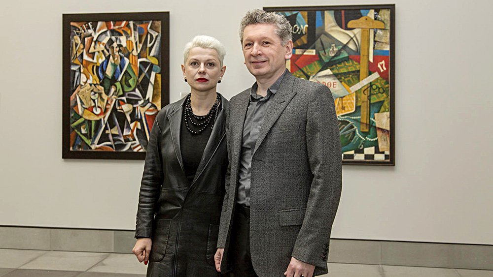 Игорь и Ольга Топоровские на фоне принадлежащих им работ. Фото: Архив TANR