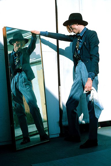 Стив Шапиро. «Дэвид Боуи и зеркало. № 1». Лос-Анджелес, 1974. Фото: Steve Schapiro, courtesy of Fahey/Klein Gallery, Los Angele