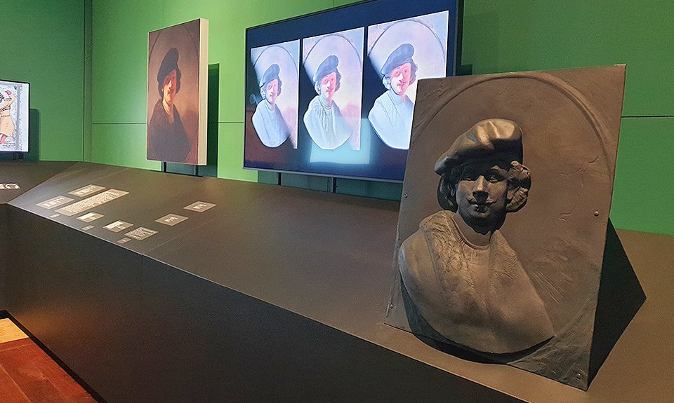 Рембрандт ван Рейн. «Автопортрет с затененными глазами». 1634. Лейденская коллекция (Нью-Йорк). Рельеф из полимерного материала. Фото: Государственный Эрмитаж/Алексей Бронников