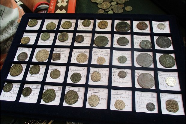 Старинные монеты, изъятые у торговцев краденным. Courtesy of Guardia Civil, Spai