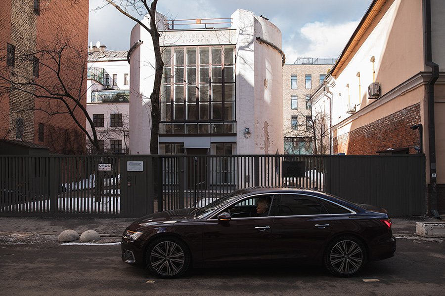 Audi A6 на фоне дома-мастерской Константина Мельникова. Фото: Наталья Польская