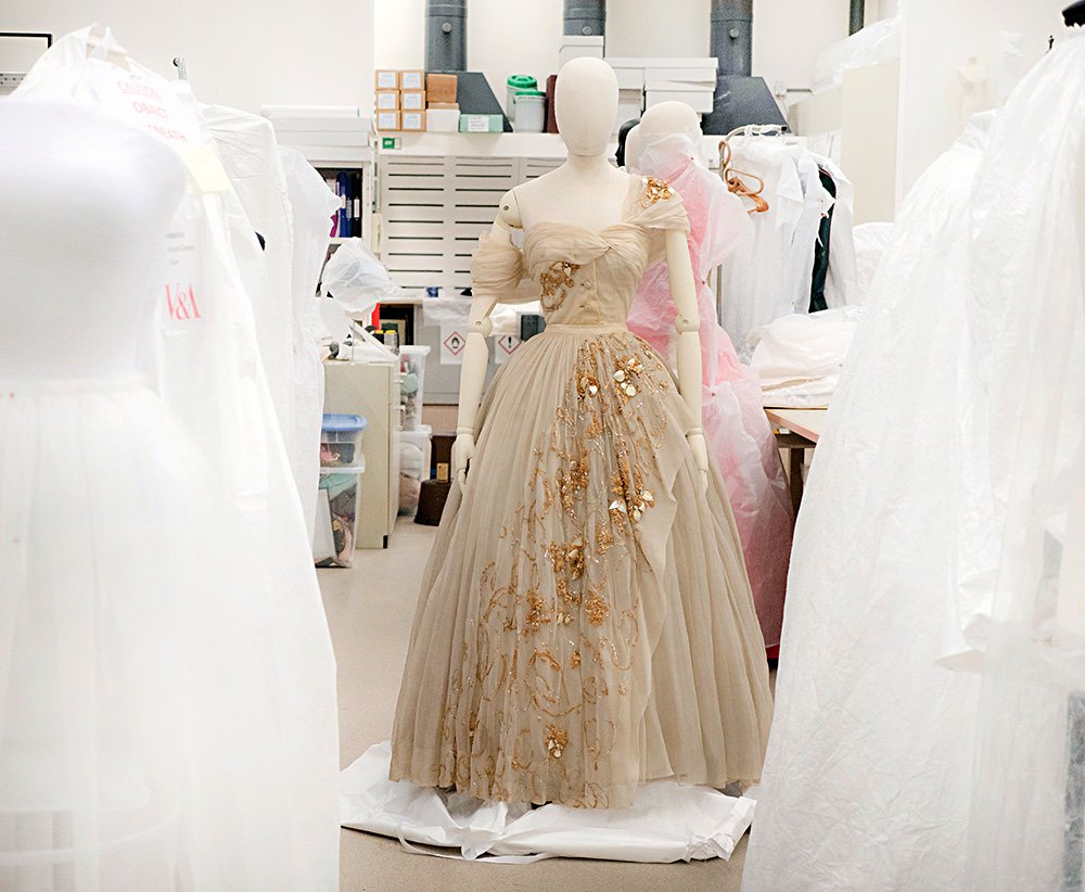Платье принцессы Маргарет стало ярчайшим образцом диоровского послевоенного стиля «нью-лук». Фото: V&A