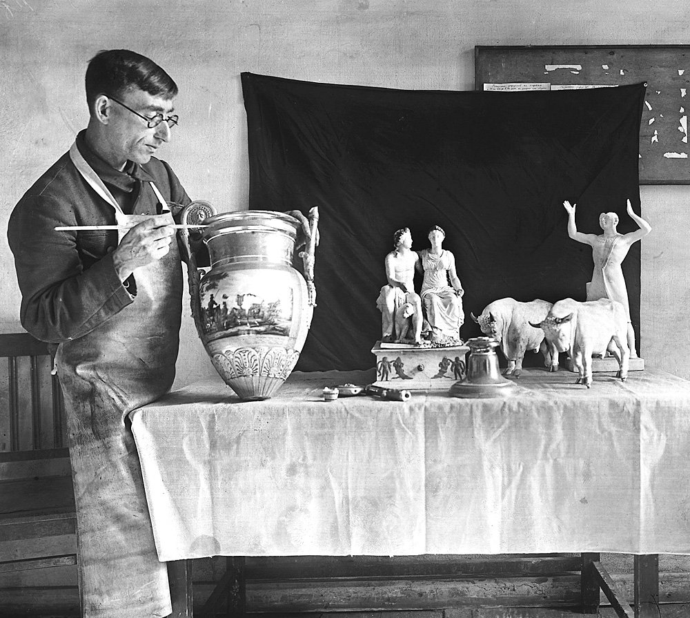 Реставратор Ф.М.Хотинский за работой. 1947 г. Фото: Всероссийский художественный научно-реставрационный центр им. акад. И.Э.Грабаря