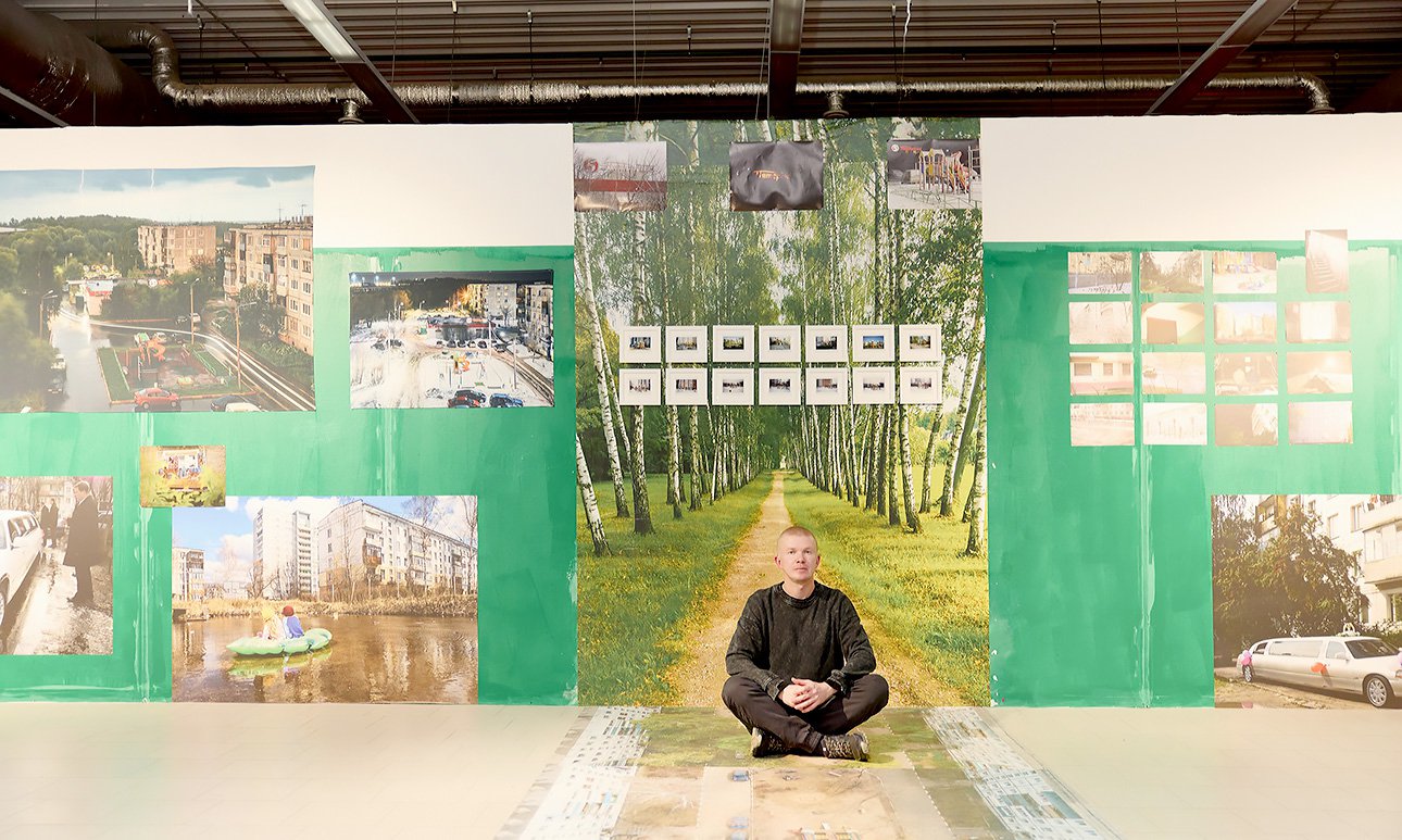 Роман Мокров и его инсталляция о подмосковных Электроуглях. Выставка «Дом от погреба до чердака» в арт-пространстве «Цехъ».  Фото: Луиза Бокаева