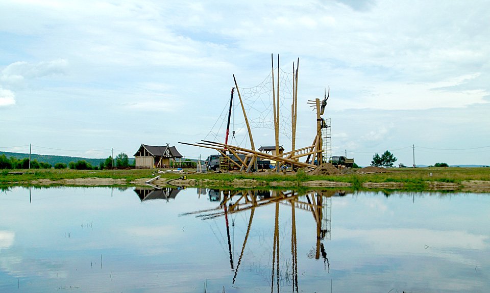 «Дракон» из сосновых стволов Даши Намдакова на берегу реки Хилок. Фото: Ленд-арт парк "Тужи"
