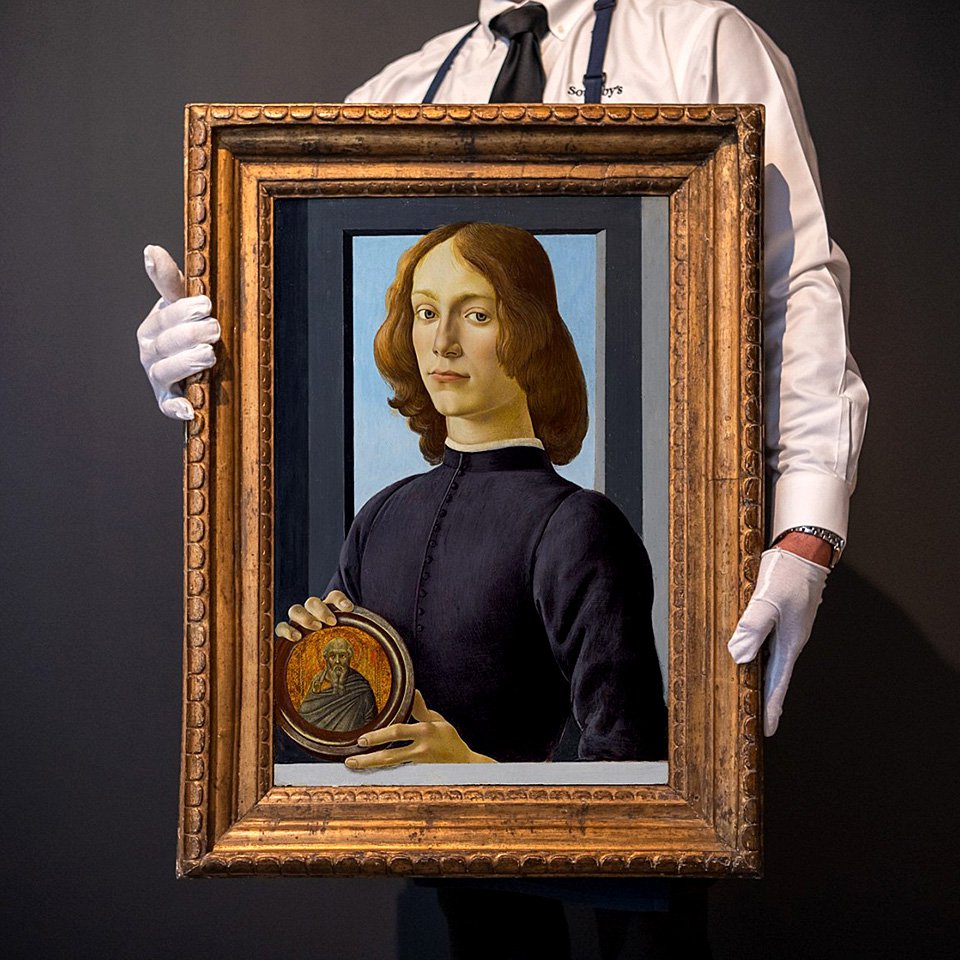 Сандро Боттичелли. «Портрет молодого человека с медальоном». Около 1470–1480. Фото: Sotheby's