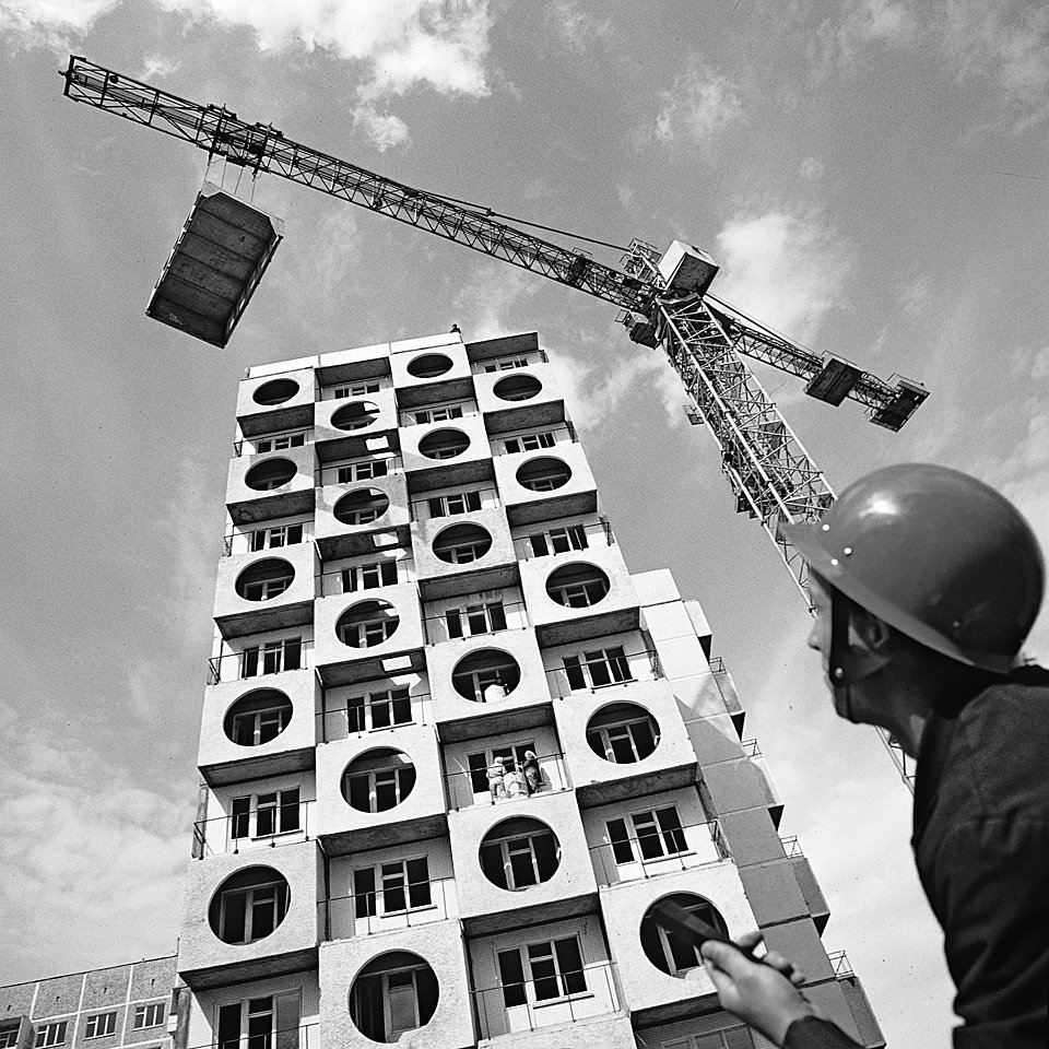 Завершение монтажа 12-этажного жилого дома серии БКР-1 в Краснодаре. 1985. Фото: РИА Новости