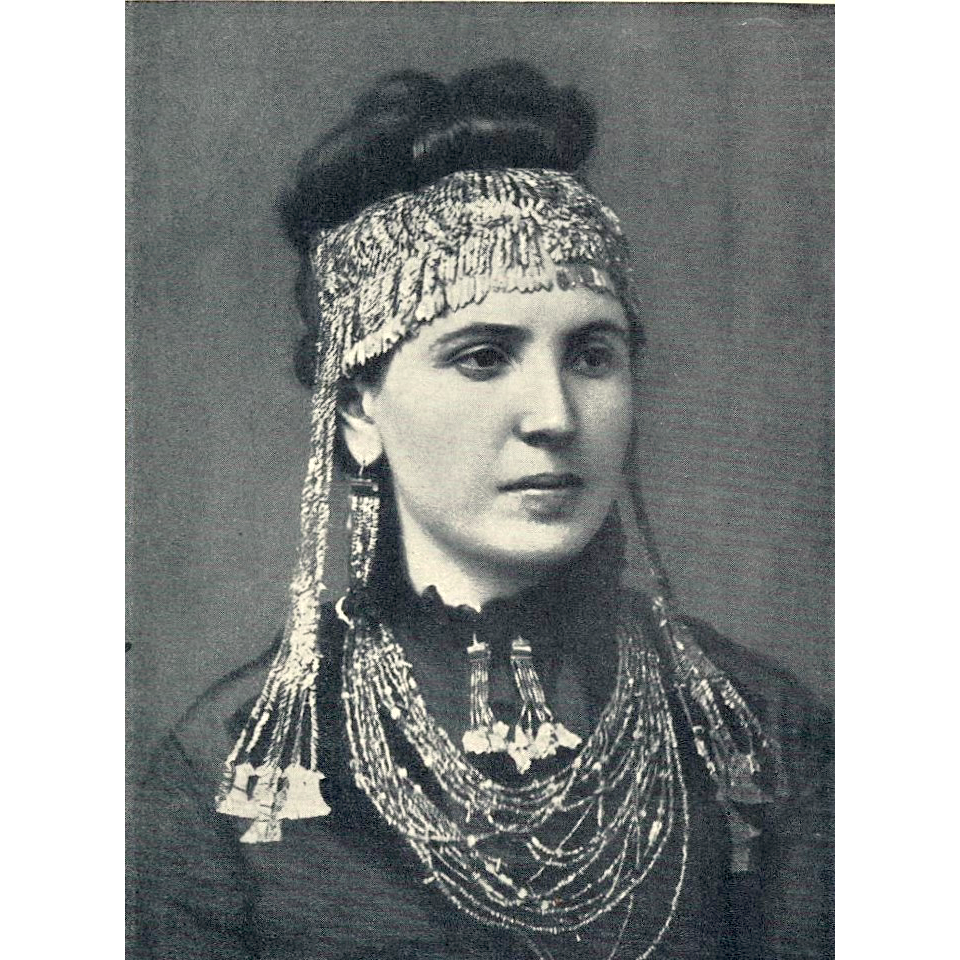 Жена Генриха Шлимана София в головном уборе и нагрудных украшениях из «Клада Приама». Фото 1874 г. Фото: Wikimedia Commons