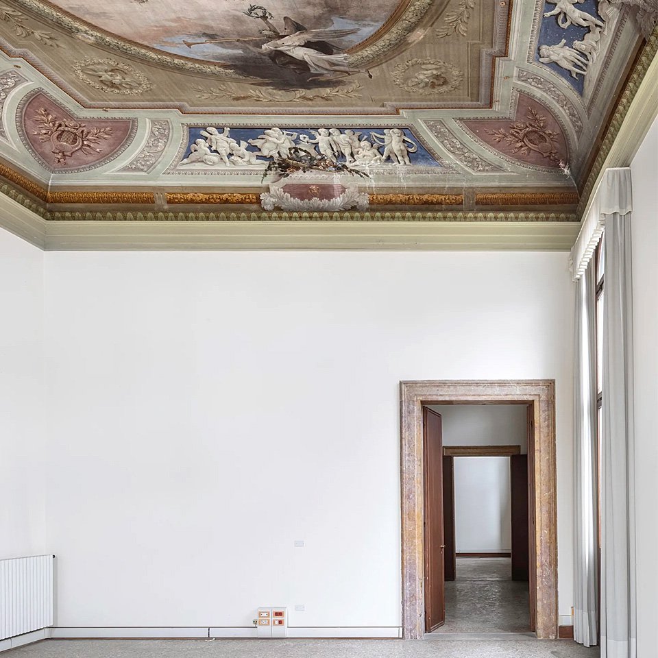 Потолок в одном из залов палаццо Дьедо украшен фресками 18 века. Фото: © Alessandra Chemollo, courtesy of Berggruen Arts & Culture