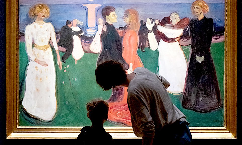 Посетители перед картиной Эдварда Мунка «Танец жизни» (1899-1900). Фото: National Museum of Art, Architecture, and Design/National Gallery, Oslo