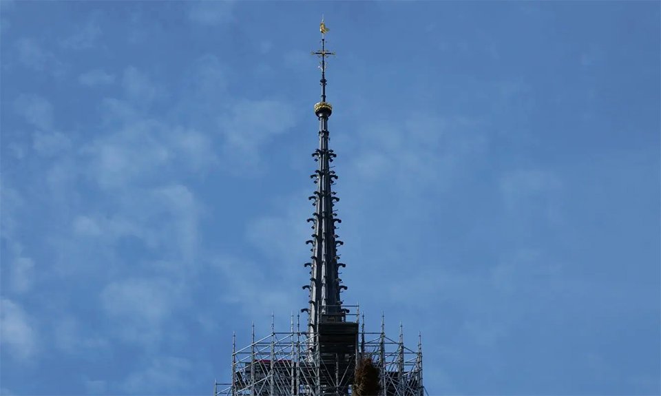 Реставраторы постарались, чтобы на Рождество новый шпиль оказался на своем месте, и это и правда воодушевило парижан. Фото: Romaric Toussaint/Rebâtir Notre-Dame de Paris