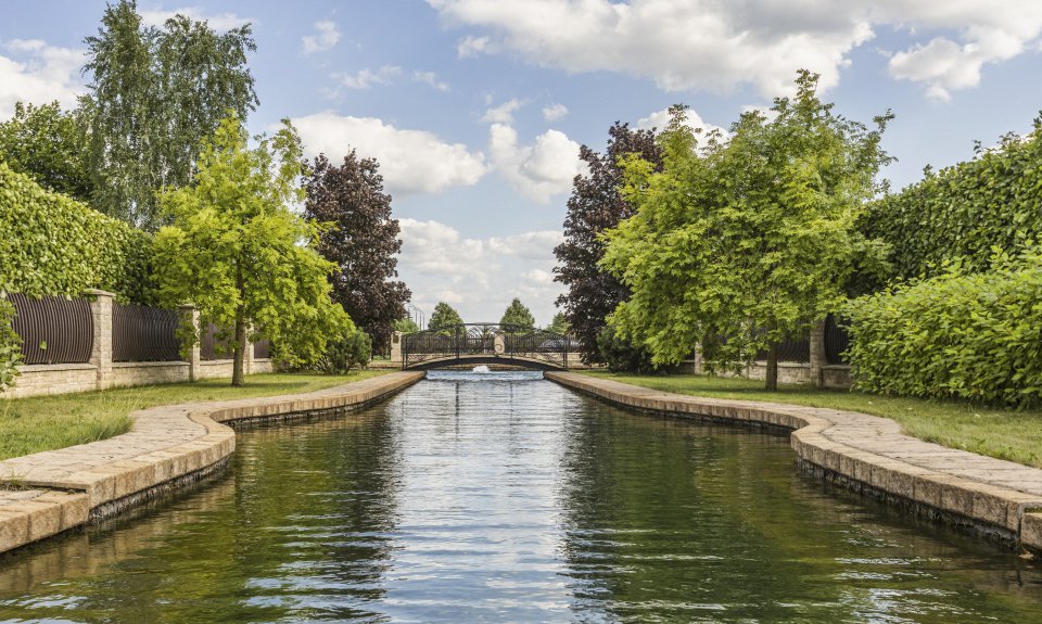 Романтические каналы поселка «Миллениум Парк» построены на принципе рукотворной живописности. Фото: Villagio Estate