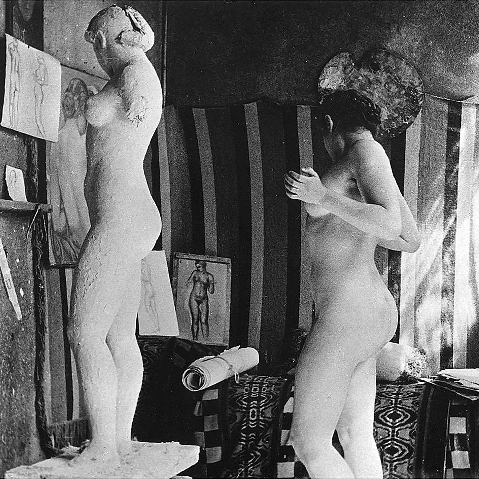 Дина и «Гармония» Аристида Майоля. Ок. 1943.  Фото: Fondation Dina Vierny/Musée Maillol