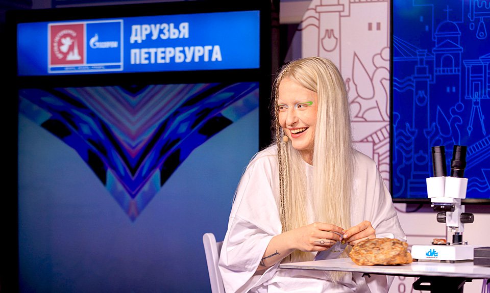 Певица Тося Чайкина приняла участие в мастер-классе по работе с янтарем. Фото: ПАО «Газпром»